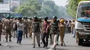 Petugas kepolisian menahan sejumlah demonstran saat aksi unjuk rasa kaum muda yang menuntut pengunduran diri Ketua Komisi Pemilihan Umum India, Gyanesh Kumar, di New Delhi, India, Sabtu (10/10/2026). (AP Photo/Manish Swarup)