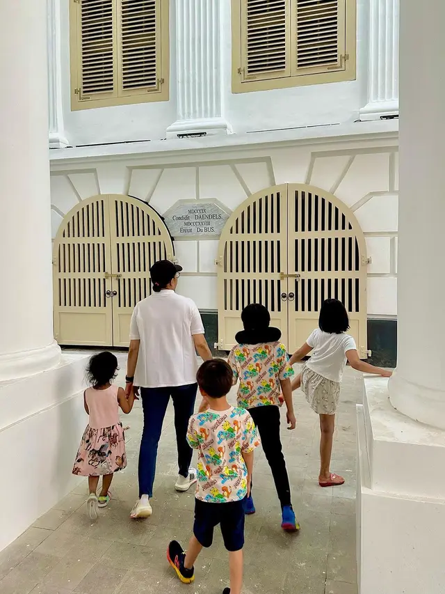 Menteri Keuangan Sri Mulyani mengajak 4 cucunya berkeliling gedung AA Maramis, di Komplek Kementerian Keuangan, Jakarta Pusat. (Dok Instagram Sri Mulyani)