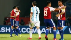 Para pemain Timnas Paraguay merayakan gol mereka pada pertandingan kualifikasi Piala Dunia 2018 di stadion Mario Kempes, Cordoba, Argentina (11/10). Gol semata wayang Paraguay berhasil dicetak Derlis Gonzalez pada babak pertama. (REUTERS/Marcos Brindicci)