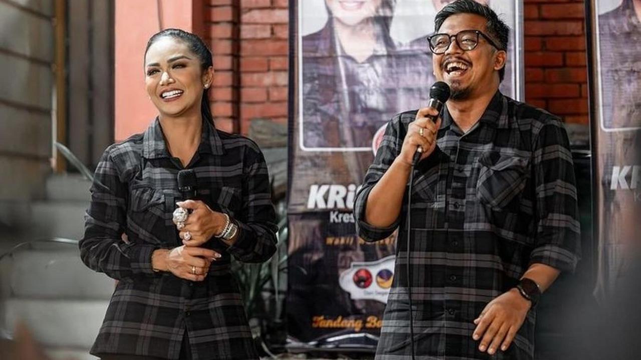 KD, sapaan akrab Kris Dayanti, tampil profesional dan sederhana dengan mengenakan baju seragam yang sama dengan pasangan calonnya.<br><br>