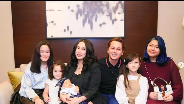 Potret Andhika Pratama Bersama Anak dan Istrinya