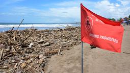Tumpukan puing dan sampah memenuhi pantai setelah tersapu badai lepas pantai di Batu Belig di Kabupaten Badung, Bali (14/12/2021). Tumpukan sampah plastik dan puing tersebut mencemari bibir pantai. (AFP/Sony Tumbelaka)