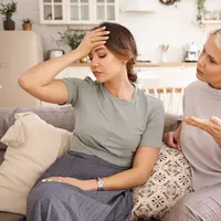 Mom shaming tidak selalu datang dari orang asing atau media sosial, tetapi komentar paling menyakitkan justru berasal dari lingkungan terdekat. (Foto/dok: Freepik/shurkin_son)