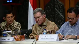 CEO Freeport-McMorran James Robert Moffett (tengah) meberikan keterangan kepada wartawan di gedung Kementrian ESDM, Jakarta, Minggu (25/1/2015). Pertemuan membahas pemberian izin perpanjangan MoU PT Freeport Indonesia. (Liputan6.com/Faizal Fanani)