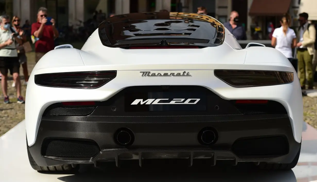 Mobil sport Maserati MC20 ditampilkan di Piazza Grande, Modena, Italia, Kamis (10/9/2020). Maserati MC20 memiliki bobot total di bawah 1.500 kg karena sasisnya terbuat dari bahan carbon fiber. (Miguel MEDINA/AFP)
