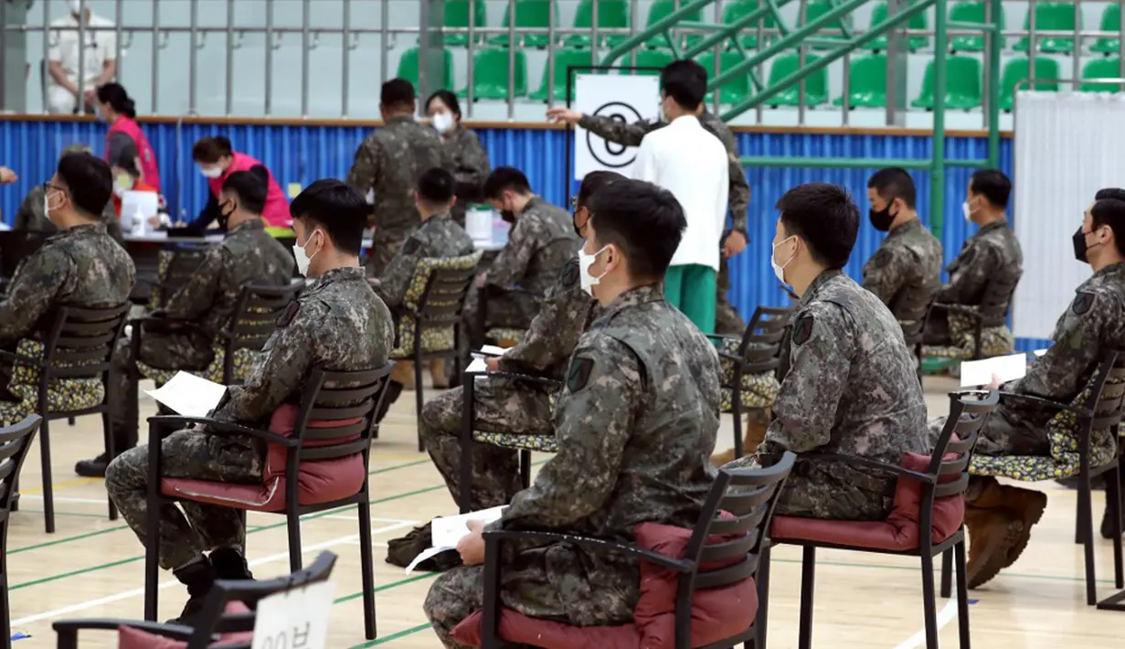 Tentara Korea Selatan menunggu usai menerima dosis pertama vaksin virus corona COVID-19 AstraZeneca di Rumah Sakit Pusat Angkatan Bersenjata, Seongnam, selatan Seoul, Rabu (28/4/2021). Militer Korea Selatan mulai menjalani vaksinasi COVID-19. (Handout/South Korean Defence Ministry/AFP)