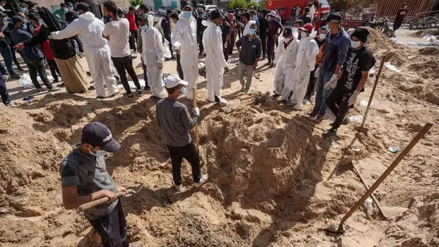 Petugas kesehatan Palestina menggali jenazah yang dikuburkan oleh pasukan Israel di kompleks Rumah Sakit Nasser di Khan Younis, Jalur Gaza Selatan, pada Minggu (21/4/2024).