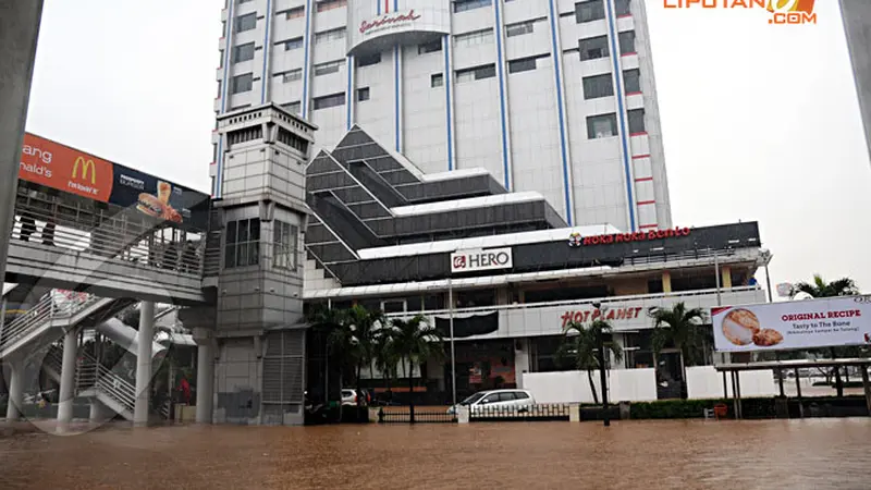 Saling Kritik Banjir hingga Pemecatan 21 Perwira