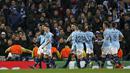 Para pemain Manchester City merayakan gol yang dicetak oleh Leroy Sane ke gawang Hoffenheim pada laga Liga Champions di Stadion Etihad, Rabu (12/12). Manchester City menang 2-1 atas Hoffenheim. (AP/Dave Thompson)