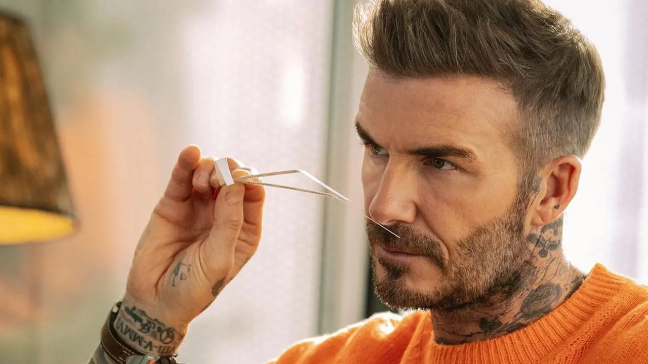 6 Pesona Hot Daddy David Beckham dengan Gaya Semi Kasual di Usia 47 Tahun