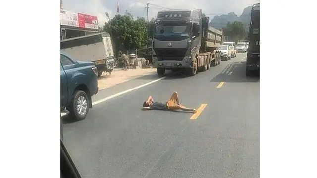 Kelakuan Orang Tidur Tak Tahu Tempat, Bikin Ketawa Ngakak