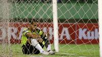 Kiper Persija Jakarta, Andritany duduk didalam gawang usai kebobolan tiga gol pada laga grup D piala Jenderal Sudirman di Stadion Manahan, Solo, Sabtu (12/12/2015). (Bola.com/Nicklas Hanoatubun)