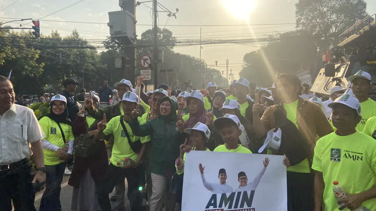 Massa pendukung Anies-Cak Imin sudah memadati kompleks Komisi Pemilihan Umum (KPU) di Jalan Imam Bonjol Jakarta Pusat.