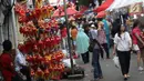 Warga berjalan-jalan di area Festival Pecinan 2019 di kawasan jalan Pancoran, Glodok, Jakarta, Rabu (20/2). Festival Pecinan 2019 digelar untuk memeriahkan perayaan Imlek dan Cap Go Meh. (Liputan6.com/Helmi Fithriansyah)