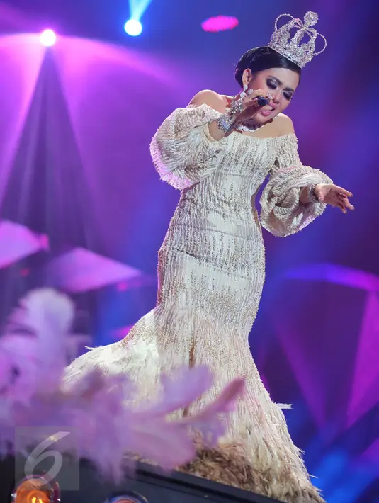 Syahrini menyanyikan lagu Seperti Itu saat membuka konser bertajuk The Biggest Concert 'Dream Big' di Studio Emtek, Jakarta, Jumat (29/1). Konser tersebut menghadirkan beberapa bintang ternama. (Liputan6.com/Faizal Fanani)