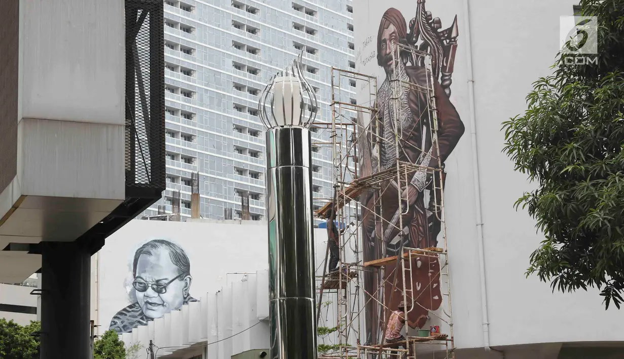 Seorang seniman menyelesaikan mural Raden Saleh di kawasan Taman Ismail Marzuki, Jakarta, Selasa (13/11). Mural tersebut dibuat dalam rangka memeriahkan Hari Pahlawan. (Liputan6.com/Immanuel Antonius)