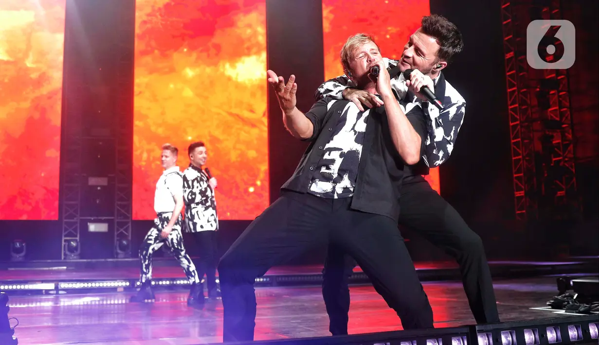 Personel Westlife Mark Feehily dan Kian Egan tampil dalam konser bertajuk “Westlife The Wild Dreams Tour 2023 Jakarta” di Stadion Madya GBK, Jakarta, Sabtu (11/2/2023). Westlife membawakan sejumlah lagu diantaranya Uptown Girl, Flying Without Wings, dan I Lay My Love On You. (Liputan6.com/Angga Yuniar)