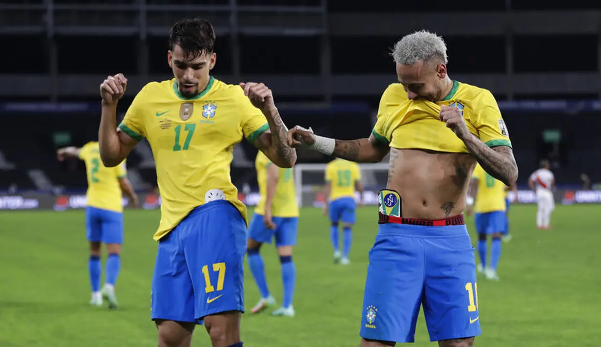 Gelandang Brasil, Lucas Paqueta (kiri) berselebrasi dengan rekan setimnya Neymar setelah mencetak gol ke gawang Peru pada pertandingan semifinal Copa America di stadion Nilton Santos di Rio de Janeiro, Brasil, Selasa (6/7/2021).  Brasil menang tipis atas Peru 1-0. (AP Photo/Silvia Izquierdo)
