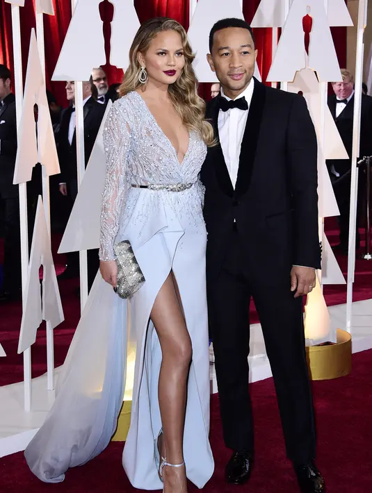 Chrissy Teigen, istri dari John Legend memastikan berita kejutan ini dengan mengunggah ke akun instagram foto suaminya sedang melakukan performa bersama Taylor Swift bersama tulisan "All of me loves all of T!" (Bintang/EPA)