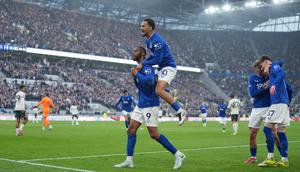 Para pemain Everton merayakan gol yang dicetak oleh Beto ke gawang Chelsea pada lanjutan Liga Inggris di Hill Dickinson Stadium, Minggu (22/3/2026). (AP Photo/Jon Super)