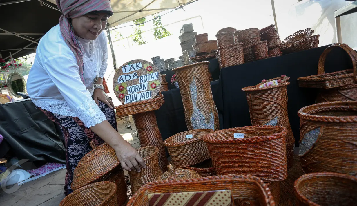Beragam produk unik terbuat dari koran bekas dipamerkan saat Pekan Produk Kreatif Daerah (PPKD) di Lapangan Banteng, Jakarta, Jumat (29/5/2015). Acara tersebut digelar dari 29 Mei-2 Juni 2015. (Liputan6.com/Faizal Fanani)