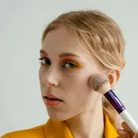 Makeup waterproof merupakan riasan yang tahan terhadap paparan cairan. (Foto: Pexels/MART PRODUCTION)