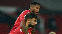 Pemain Manchester United, Bruno Fernandes (kanan) dan Fred. (AFP/Alex Livesey)