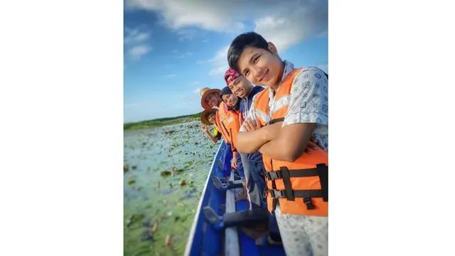 Selama pulang kampung, jalan-jalan dan liburan bareng keluarga tentu jadi jadwal yang tak boleh dilewatkan oleh Jirayut.