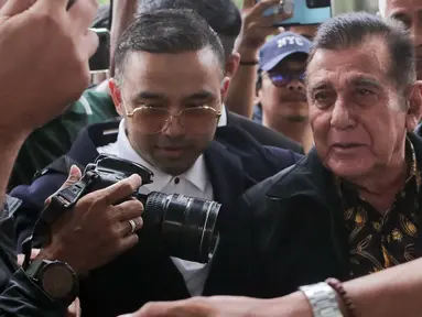 Ketua Umum Pemuda Pancasila (PP) Japto Soerjosoemarno tiba di Gedung Merah Putih Komisi Pemberantasan Korupsi (KPK), Jakarta, Rabu (26/2/2025). (Liputan6.com/Herman Zakharia)
