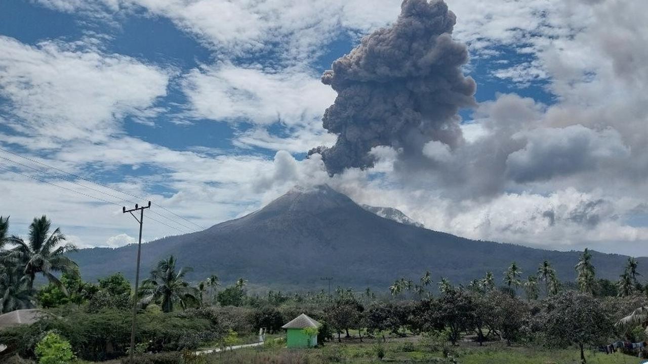 Gunung Lewotobi Laki-Laki meletus