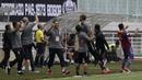 Official PSIS Semarang merayakan gol yang dicetak Komarudin ke gawang Tira Persikabo pada laga Shopee Liga 1 di Stadion Pakansari, Bogor, Jumat (22/11). PSIS menang 2-1 atas Tira Persikabo. (Bola.com/Yoppy Renato)