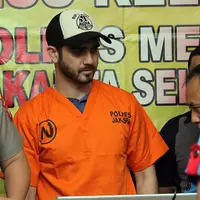 "Tersangka dijerat Pasal 112 subsider 111 UU Narkotika dengan ancaman paling singkat 4 tahun penjara dan paling lama 12 tahun penjara," ujar Kapolres Metro Jaksel, Kombes Pol Mardiaz Kusin Dwihananto di Mapolres, Rabu (14/2). (Deki Prayoga/Bintang.com)