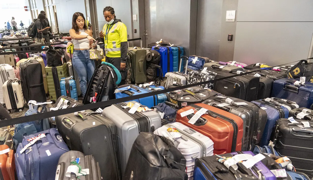 Ribuan calon pelancong dilarang terbang pada Selasa, karena bandara di wilayah Kota New York dibatalkan dan menunda lebih dari seratus penerbangan. (AP Photo/ Mary Altaffer)