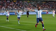 Pemain Argentina, Gonzalo Higuain merayakan golnya ke gawang Peru pada laga kualifikasi di Nacional Stadium, Lima, Peru. (REUTERS/Janine Costa) 