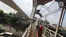 Kondisi Jembatan Penyeberangan Orang (JPO) tanpa atap dan berkarat di Petamburan, Tanah Abang, Jakarta, Selasa (24/10). Selain membahayakan keselamatan, kondisi JPO tersebut juga mengganggu kenyamanan pejalan kaki. (Liputan6.com/Immanuel Antonius)