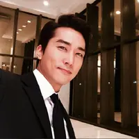 Song Seung Heon mengenakan jaket bomber seperti yang dikenakan Jokowi. (Instagram/songseungheon1005)