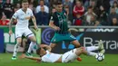 Pemain Swansea City, Andy King mencoba menghalau bola dari kaki pemain Southampton, Dusan Tadic pada lanjutan Premier League di Liberty Stadium, Swansea, (8/5/2018). Swasea City kalah dari Soton 0-1. (AFP/Geoff Caddick)