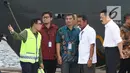 Dirut Lion Air Group Edward Sirait (kedua kanan) bersama Rusdi Kirana saat melihat serpihan pesawat Lion Air JT 610 di Pelabuhan JICT 2, Jakarta, Selasa (30/10). Sejumlah barang ditemukan petugas dalam operasi pencarian. (Liputan6.com/Helmi Fithriansyah)