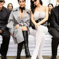 Keduanya hadir di gelaran Maison Margiela Womenswear Spring/Summer 2026, masing-masing menampilkan gaya khas yang merefleksikan kepribadian mereka: bold, chic, dan memikat setiap sorotan kamera. [@voguerunway].