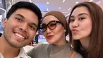 Inilah momen Thariq Halilintar tunangan Aaliyah belanja bareng Reza Artamevia. Mereka bak sudah jadi keluarga lewat kedekatan ini. (Liputan6.com/IG/@thariqhalilintar)