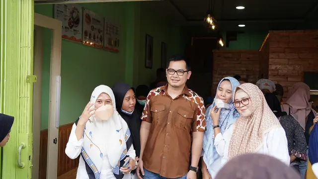 Tommy Kurniawan saat pembukaan gerai kulinernya.
