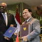 Menteri Pertahanan Amerika Serikat Lloyd J. Austin III dan Menteri Pertahanan RI Prabowo Subianto menandatangani Pengaturan Kerja Sama Pertahanan atau Defense Cooperation Arrangement (DCA) (Kedubes AS).