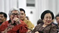 Ketua Umum PDIP Megawati Soekarnoputri dan Taufiq Kiemas, menghadiri Sarasehan Budaya Hari Lahir Pancasila, di Gedung Pola, Jakarta. PDIP mencanangkan Juni sebagai Bulan Bung Karno.(Antara)
