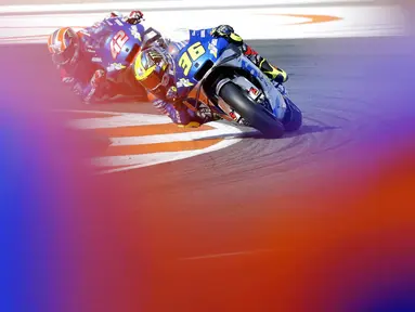 Pembalap Suzuki, Joan Mir, dibuntututi Alex Rins, saat beraksi pada balapan MotoGP Eropa di Sirkuit Ricardo Tormo, Valencia, Minggu (8/11/2020). Joan Mir finis pertama dengan catatan waktu 41 menit 37,297 detik. (AP/Alberto Saiz)