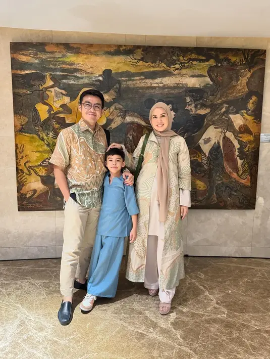 Ide baju Lebaran sarimbit pakai wastra dari keluarga kecil Tya Ariestya. Tya dan sang suami mengenakan sentuhan batik pada outfit mereka, sedangkan sang anak mengenakan set satu warna biru muda. [Foto: Instagram/tya_ariestya]