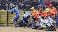 Joan Mir terjatuh bersama Karel Abraham pada pemanasan MotoGP Prancis 2019. (AP Photo/David Vincent)