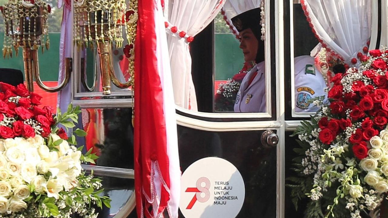 Bendera Pusaka dibawa oleh Kereta Kencana Ki Jaga Rasa dengan pengantarnya, pasukan Paskibraka.