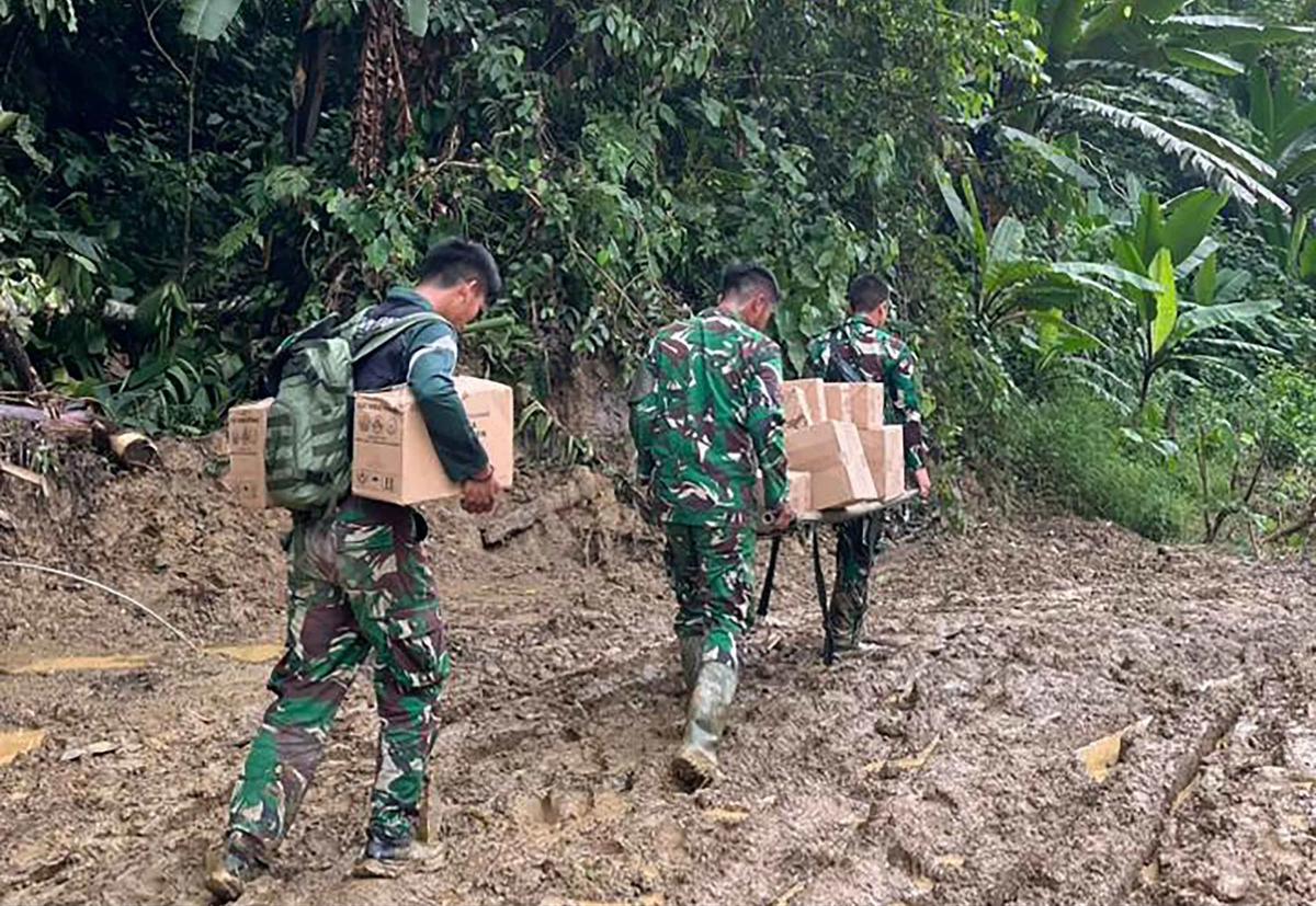FOTO: Tim Kesehatan Kodam Iskandar Muda Tempuh Medan Berat Salurkan Obat ke Desa Terisolir di Aceh Tengah