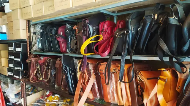 Ragam hasil olahan kulit khas Sukaregang, Garut, Jawa Barat, tetap memberikan warna tersendiri di tengah pandemi Covid-19.