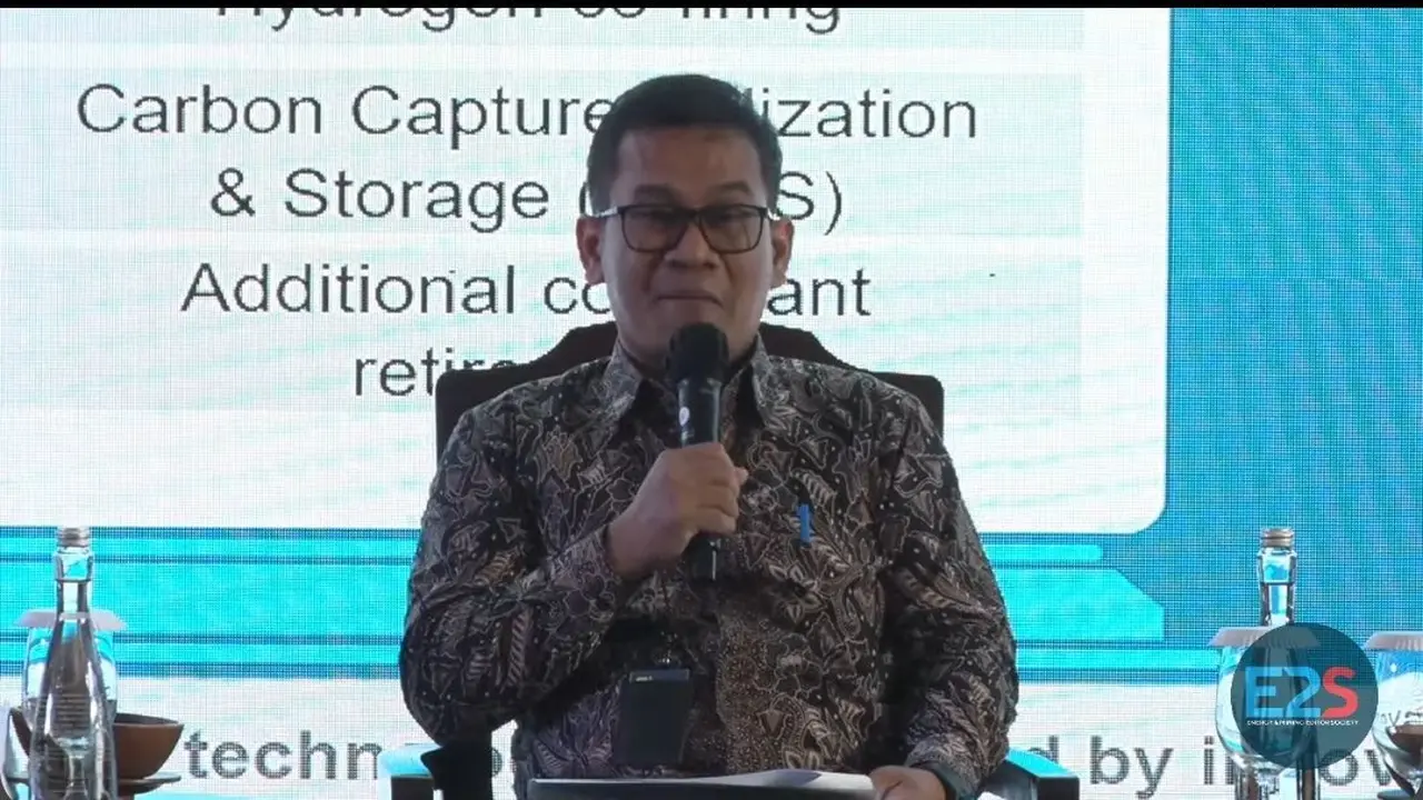 Direktur Manajemen Pembangkitan PLN Adi Lumakso  dalam diskusi panel Editor Energi and Mining Society (E2S), Selasa (13/12/2022).